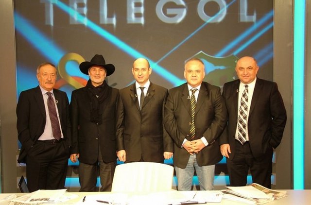 Ziya Şengül ve Ahmet Çakar Telegol programında feci kapışırlar, Ahmet Çakar Ziya Şengül'e bir daha 'ağabey' sıfatını kullanmayacığını iddia eder. Bir hafta sonra... Çakar: Ziya ağabey, sözünü balla kesiyorum.