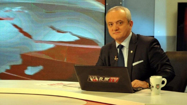 TUĞRUL YENİDOĞAN "İsmet Abi, mikrofon nerene kaçtı bilmiyorum ama onu bi al istersen!" (Şeref Tribünü programında İsmet Tongo'nun mikrofonu, kazağının içine düşer)