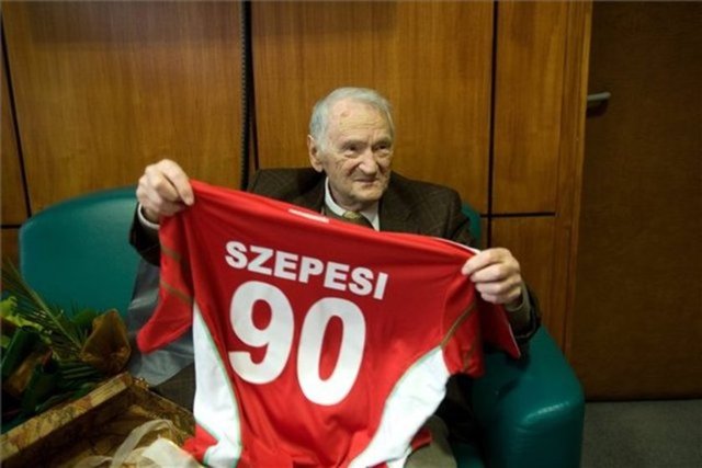 MACARİSTAN  - Gyorgy Szepesi: "Geliyorlar..Çekler geliyorlar!" (Macaristan'ın en ünlü yorumcularından olan Szepesi'nin 1970 Dünya Kupası mücadelesinde Macaristan'ın Çek Cumhuriyeti'ne 4-1 yenildiği maçta mikrofona bağırarak söylediği söz)