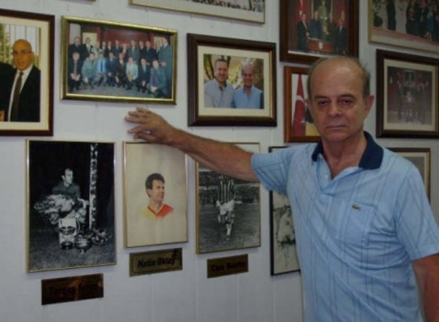 TURGAY ŞEREN Güntekin Onay: Sağdan Perez bindiriyor... Turgay Şeren: Güntekin, bu Barnebou Stadı kaç bin kişilikti? Güntekin Onay: 150 bin. Turgay Şeren: Vay anasını...