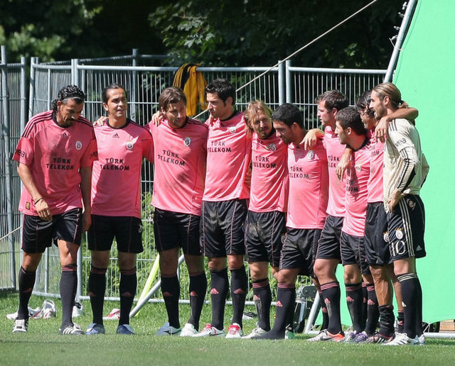 Arda Turan'ın somon rengi formalar için söylediği söz: (Adnan Sezgin'e) Şu formalara nasıl bakmazsın? Her sene bir or... rengi var. Heriflere malzeme veriyoruz.