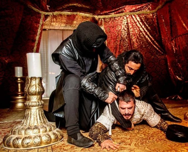 6 Cellatı birden yere sererek kaçmaya çalıştı fakat o sırada Halit Ergenç yani Sultan Süleyman cellatlara "çabuk olun" şeklinde serzenişte bulundu.