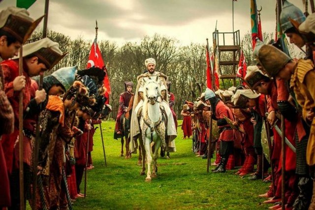 Yeniçerilerin, Kara Ahmed Paşa'nın, Atmaca'nın ve Taşlıcalı'nın önlemleri ise Rüstem'in tuzağına takılıyor.