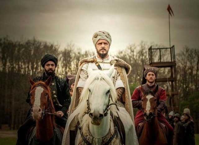 İŞTE O SAHNENİN AYRINTILARICellat olarak kamera karşısına geçecek ekip Şehzade Mustafa rolünü canlandıran Mehmet Günsür ile birlikte 15 gün boyunca boğdurulma sahnesinin koreografisine hazırlandı.