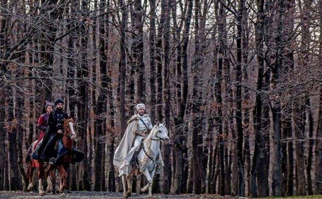 Rüstem Paşa ve Hürrem Sultan'ın hazırladığı sahte mektup nedeniyle Mustafa'nın kendisini ihanet ettiğini düşünen Sultan Süleyman, Mustafa'yı yanına çağırıyor ve müthiş bir gizlilik içerisinde sağır ve dilsiz cellatlardan oluşan bir cellat mangası kuruyor