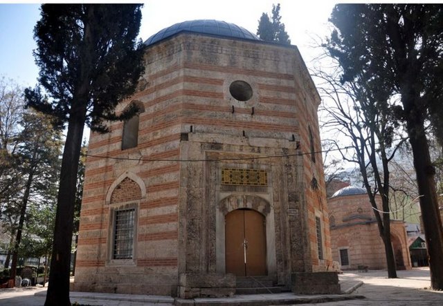 Bursa'nın Osmangazi İlçesi'nde bulunan 500 yıllık Muradiye Külliyesi'nin içerisinde yer alan Şehzade Mustafa'nın türbesi ziyaretçi akınına uğradı.