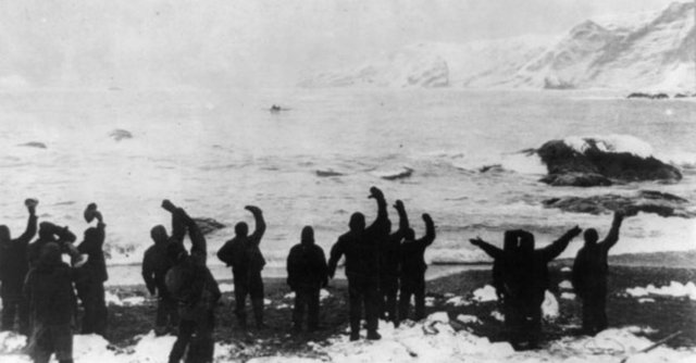 Antartika kaşifi İngiliz Ernest Schakleton, 1914 yılında "Aurora" isimli gemisiyle Antartika'nın etrafını dolaşan ilk insan olmak için yola çıktı.