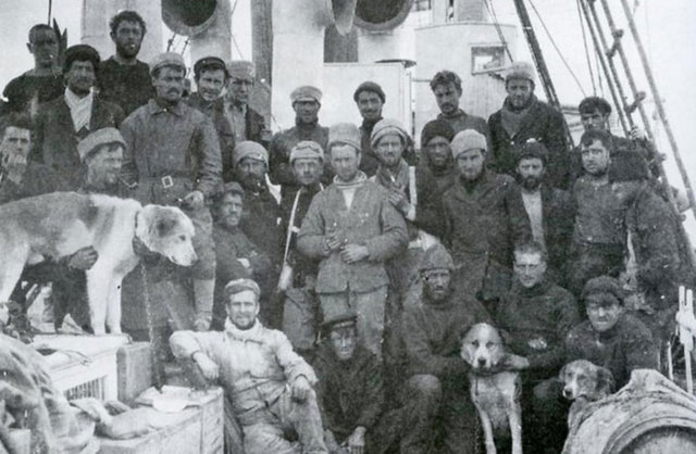 Antartika'da buzullarda bulunan 21 negatif aynı zamanda, buzullarda keşfe giden insanların hikayesini anlatıyor.