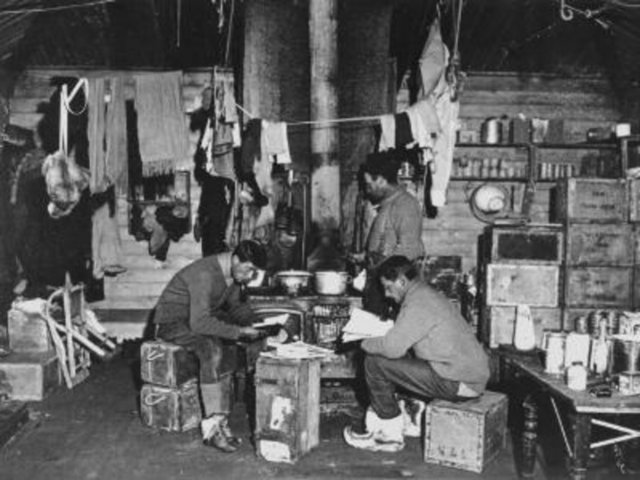 Negatiflerin 100 yıl sonra bozulmadan korunmasını ise, dünyanın en mükemmel buzdolabı olarak tanımladığı Antartik buzullarına bağlıyor.