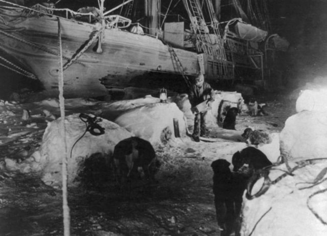 Antartika'da batan gemiye yardıma giden 10 kişi buzullarda 2 yıl boyunca hayatta kalma mücadelesi verdi. 100 sonra ise, bu misyonun fotoğrafları gün ışığına çıktı.