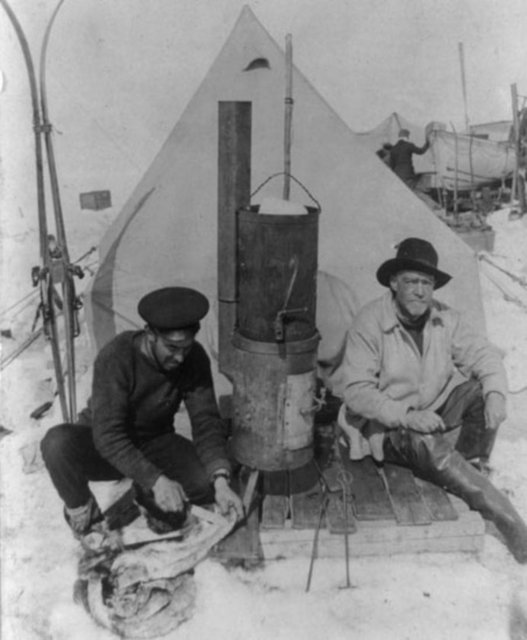 Kutunun içerisinde 21 adet negatif bulunuyordu. Yeni Zelandalı bir fotoğraf uzmanı 100 yıl boyunca Antartika'da buzullarda kalan negatifleri titiz bir çalışmayla temizledi.