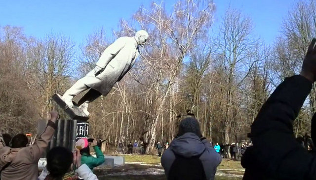 Ülke genelinde en zor heykel ise Dnipropetrovsk şehrinde devrildi. Burada, komünizmin sembolünü devirmek için muhalifler tam 6 saat aralıksız uğraştı.