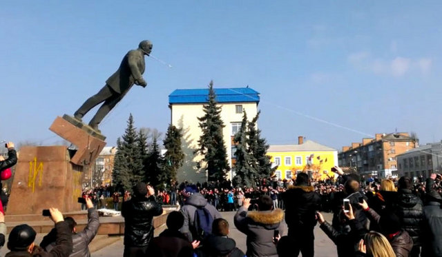 Ukrayna'da komünizm karşıtı gruplar bir gün içerisinde 13 şehirde Lenin heykelini devirdi. Dün gece başlayan Lenin heykeli devirme furyası gün boyu devam etti.