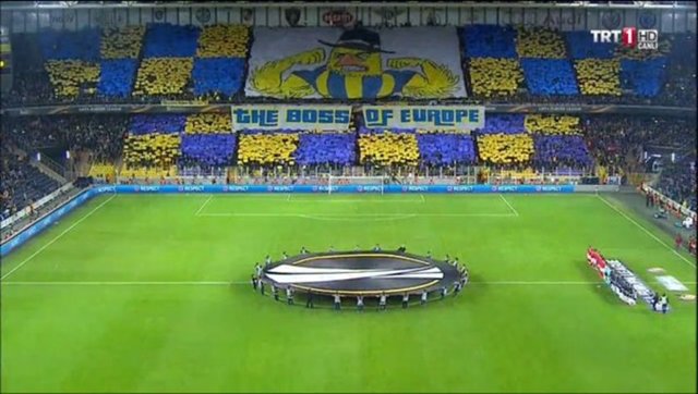 Fenerbahçe-Braga maçı öncesi koreografi şov vardı... Tribünde sarı-lacivert kartonlar açıldı. Kanarya resminin altına da "Avrupa'nın patronu" yazıldı.