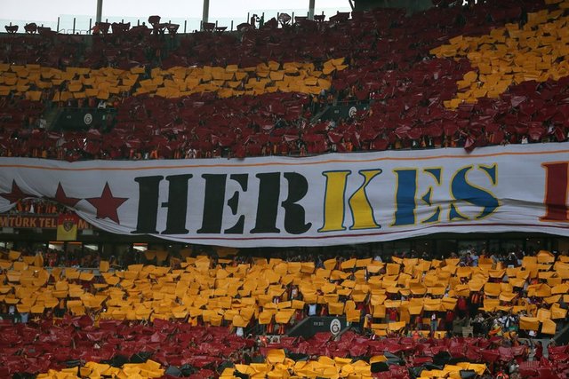 Arena hoparlörlerinde ise "Kenan Doğulu - Rütbeni bilicen" şarkısı çaldı.