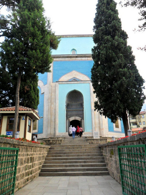 ÇELEBİ MEHMED - Sultan Çelebi Mehmed'in türbesi Yeşil semtinde bulunuyor. Türbede oğulları şehzade Mustafa, Mahmud ve Yusuf, kızları Selçuk Hatun, Sitti Hatun ile Ayşe Hatun ve dadısı Daya Hatun'nun cenazeleri yan yana yatıyor.