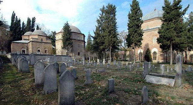 SULTAN 1. MURAD - Sultan I. Murad'ın külliye ve türbesi Çekirge semtinde. Mezarının 2 yanında torunları Süleyman Çelebi ile Musa Çelebi'nin mezarları var. Oğlu Yakup Çelebi, Süleyman Çelebi'nin oğlu Orhan, Sultan II. Bayezid'ın oğlu Şehzade Mehmet'in mezarı