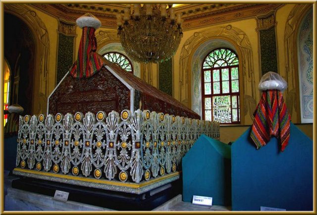 OSMANGAZİ TÜRBESİ - Tophane'de bulunuyor. Türbede ayrıca oğlu İbrahim ile Sultan 1. Murad'ın oğlu Savcı Bey ile Asburçe Hatun'un mezarları yer alıyor.