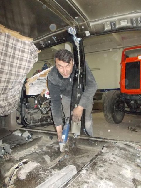 Bu tür otomobillerin fiyatının 300 bin dolardan başladığını anlatan Ersöz, şöyle devam etti: "İşe önce otomobili ikiye ayırarak başladık. Şase ve kabini uzattıktan sonra parçaları birleştirdik.