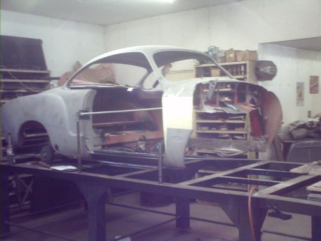 Hurda olarak aldığı otomobilin neredeyse tüm parçalarını değiştirerek kendine bir sürat makinesi yaptı.