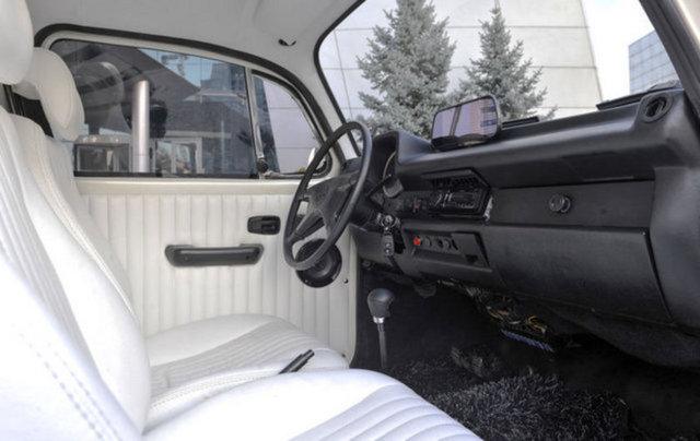 Limuzin "vosvos"u içinde buzdolabı ve televizyonu olan bir gelin arabasına dönüştürdük.