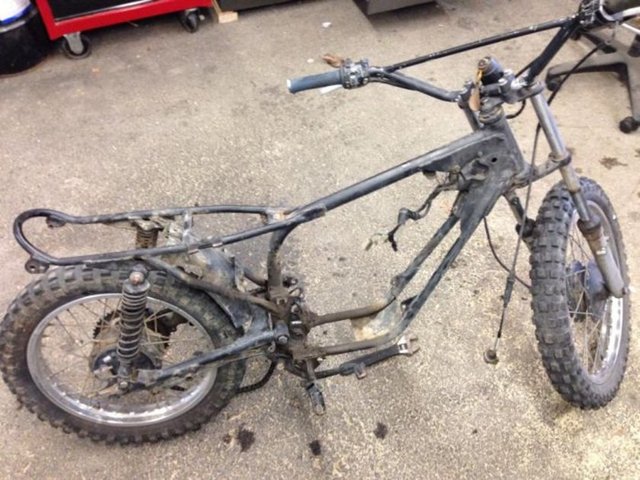 Hurdalıkta pas ve kir yüzünden tanınmaz hale gelen motosikletin son hali ise görenleri şaşkına çevirdi.