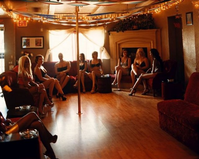 Hatta seks işçisi kadınlardan birisinin esas mesleği matematik öğretmenliğiydi. Kışları okulda, yazları genelevde çalışıyordu.