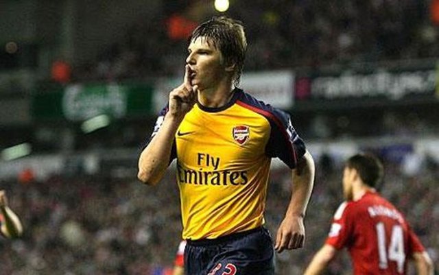 ANDREI ARSHAVIN  - Rus futbolcu Arshavin, Liverpool'a o maçta 4 gol birden attı. Attığı her golden sonra Liverpool taraftarlarına "Sus işareti" yapan Arshavin, Arsenal taraftarlarınca kahraman ilan edildi