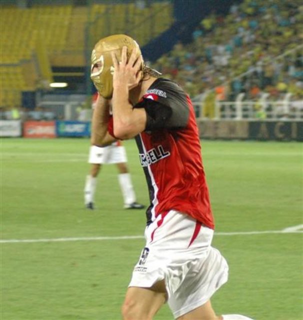 DE NIGRIS  - Çok genç yaşta kaybettiğimiz isimlerden biriydi Antonio De Nigris. Fenerbahçe'ye Kadıköy'de attığı golden sonra taktığı maske ise futbol tarihinin en ilginç gol sevinçlerinden biriydi