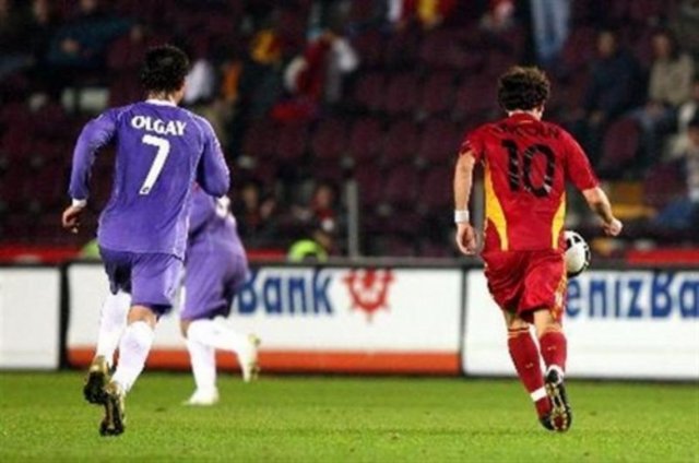 LINCOLN  - Galatasaray'ın Brezilyalı yıldızı Lincoln'ün bir Hacettepe maçında orta sahayı enlemesine topu sektirerek geçmesini Erdoğan Arıca hakaret olarak algılamış ve Brezilyalı yıldızın üzerine yürümüştü.