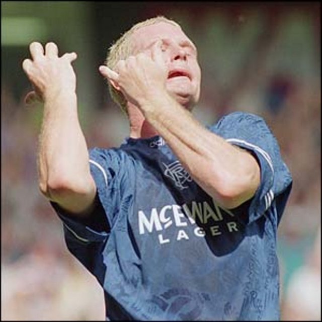 PAUL GASCOIGNE  - Gazza'nın Glasgow Rangers forması giydiği dönemde Old Firm'de Celtic kalesine bıraktığı gol sonrası yaptığı hareket uzun süre konuşuldu. Yaptığı her hareket olay olan Gazza, Old Firm'deki bu hareketinden sonra 20 bin Paund ceza aldı.