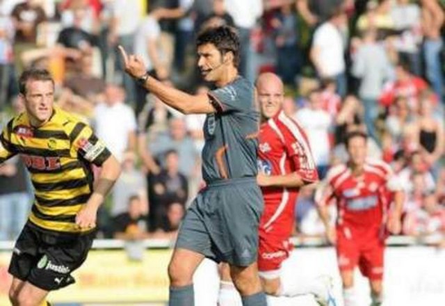 MASSIMO BUSACCA  - İsviçreli hakem Massimo Busacca'nın ülkesinde yönettiği Young Boys - Baden maçında tribünlere orta parmağını göstermesi sadece İsviçre'de değil tüm dünyada büyük bir yankı uyandırmıştı.