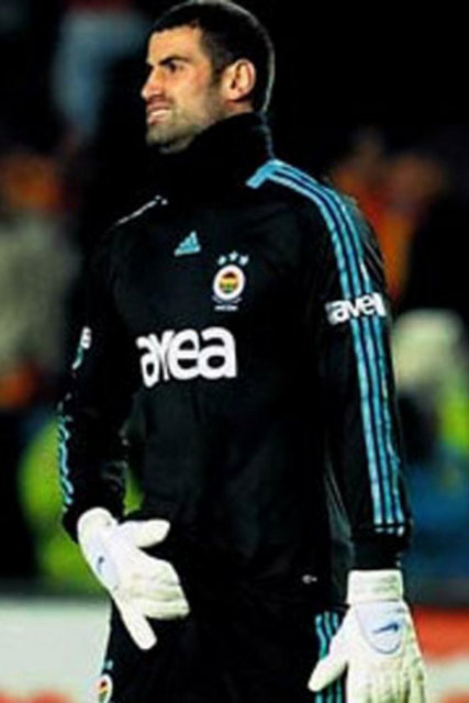 VOLKAN DEMİREL  - Her ne kadar iki hareketinde de kötü bir niyeti olmadığını söylese de fotoğraflar bir çok şeyi anlatıyordu. Bu hareketi de sarı-kırmızılı taraftarları çılgına çevirmiş ve özellikle kapalı tribünde yaşananlar uzun süre konuşulmuştu