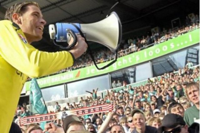 TIM WIESE  - 2009 yılının Mayıs ayında önce UEFA sonra da Almanya Kupası'nda Werder Bremen'in Hamburg'u elemesinden sonra Werder Bremen kalecisi Tim Wiese megafonla Hamburg takımına küfür etmişti.