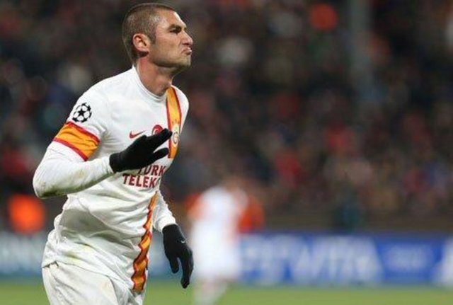 BURAK YILMAZ  - Burak'ın 2012-13 sezonu Şampiyonlar Ligi'nde Cluj'a attığı gol sonrasındaki hareketi, Cristiano Ronaldo'dan alınmış gibiydi...