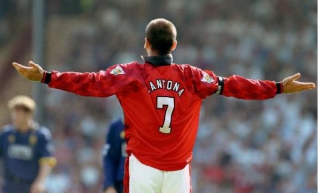 ERIC CANTONA  - Eric Cantona yakasını kaldırdıktan sonra bütün tribünlere dalga geçer gibi bakması hala akıllarda...