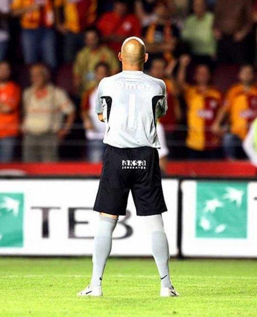 ÖMER ÇATKIÇ  - Ömer'in Ali Sami Yen'de yaptığı bu ilginç sevinç, neredeyse sarı-kırmızılı taraftarların sahaya girmesine neden olacaktı. Ömer yaptığı bu tahrik edici sevinçten sonra kırmızı kart görmüştü.