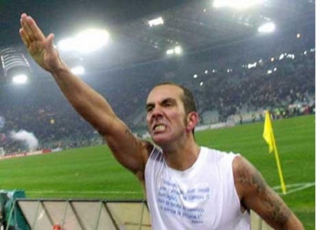 DI CANIO - Lazio'nun Roma'yı 2005 yılında 3-1 yendiği maçtan sonra Lazio forması giyen Paolo di Canio seyircilere Hitler selamı yapmıştı. İtalyan futbolcu bu hareketinden dolayı 10 bin Euro para cezasına çarptırıldı.