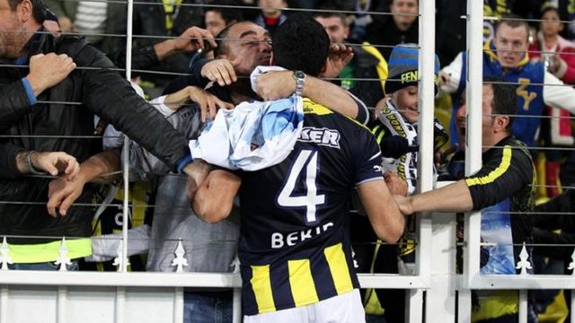 BEKİR İRTEGÜN  - Bekir İrtegün'ün İstanbul BŞ karşısında attığı gol sonrasında tribüne koştu ve bu unutulmaz görüntü ortaya çıktı.
