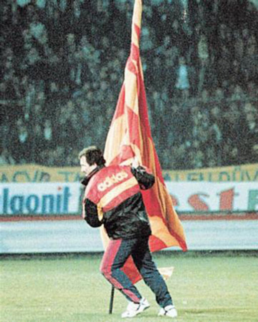SOUNESS  - Galli teknik adam Souness G.Saray tarihinde unutulmaz bir yere sahip oldu. Fenerbahçeli taraftarlardan ise büyük tepki almıştı. G.Saray bayrağını Kadıköy Stadı'nın ortasına diken Souness, bu olaydan sonra 'Ulubatlı Souness' lakabını almıştı