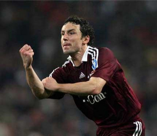 MARK VAN BOMMEL  - Barcelona forması da giyen Mark van Bommel'in 2007 yılında Şampiyonlar Ligi çeyrek final maçında Alman takımının 3-2 kazandığı maçta üçüncü golü attıktan sonra sağ yumruğunu seyircilere göstermesi büyük bir yankı uyandırmıştı.