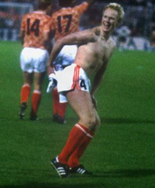 ROLAND KOEMAN  - 1988 yılında Hollanda Milli Takımı'nın Almanya'yı Hamburg'da 2-1 yendiği Avrupa Şampiyonası yarı final maçından sonra Hollandalı ünlü futbolcu Roland Koeman, sevincini tribünlere poposunu göstermişti.