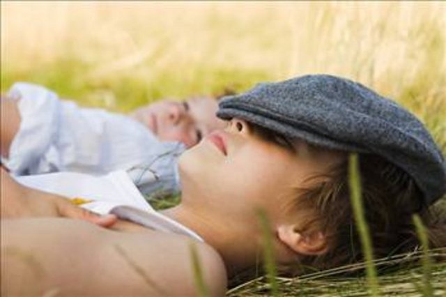 Çocukken çoğumuz anneannelerimiz ya da annelerimizin söylediği "uyusun da büyüsün ninniiiii" ezgileriyle 'büyüdük'. Hep söylenir, "Vücut uykuda dinlenir, yenilenir" diye.