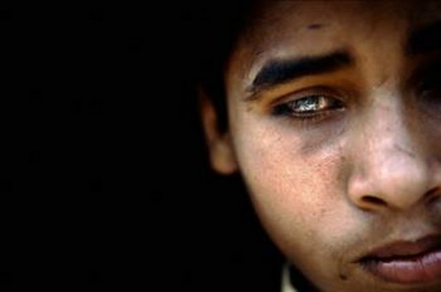 Deneylerde uyuyan kişinin hormon salgısı izlenirken ışığın açıldığında hormonun azaldığı, karanlıkta yoğun olarak salgılandığı tesbit edilmiş. Bu bilimsel bir gerçek! Lütfen karanlıkta yatın ve çocuklarınız uyurken ışığı kapatın... -