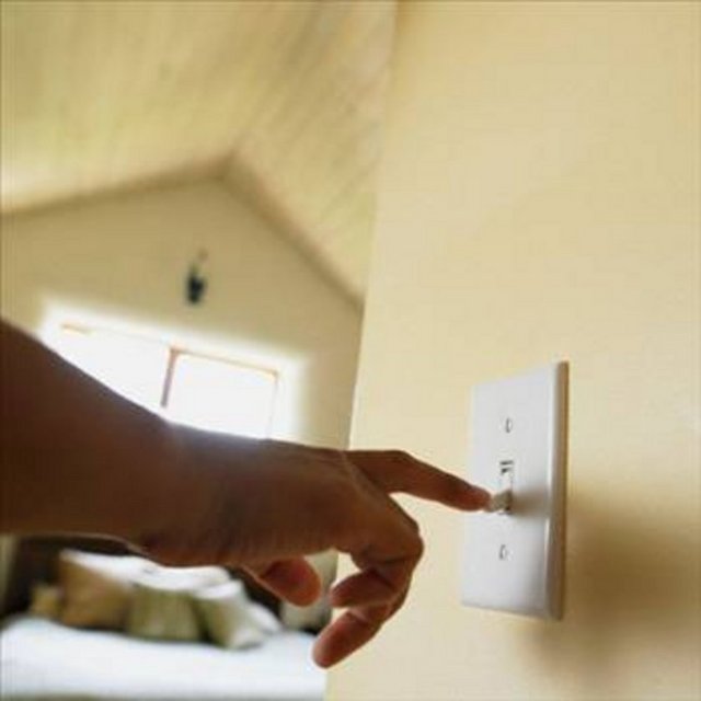 Yani siz, ışığı söndürüp, TV'nizi kapamış olsanız da yetmiyor, fişlerini çıkarıp, mümkünse yattığınız odanın şalterini indirmeniz gerekiyor. -  -