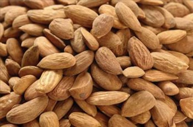 Hangi gıdalarda melatonin var? - Vişne, lahana, badem, fındık türü besinler melatoninden zengin. Ayrıca papatya çayı ve John's Wort gibi bitkisel ürünler de öyle. Gıdaların akşam saatlerinde alınması daha uygun. -  -