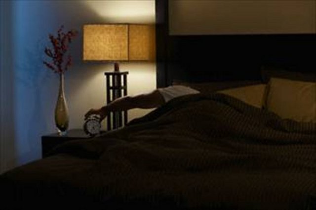 Gece 23.00 ila 03.00 arasında salgılanan ve vücudun savunma mekanizmasını güçlendirip, yaşlanmayı geciktiren bir hormon var: Melatonin. Ve sadece gece ve sadece teknolojinin bütün fişleri çekilince devreye giriyor.