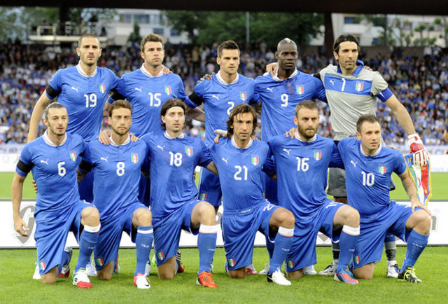 İtalya - Azzurri - Açık mavililer (bizde "Gök mavililer" de deniyor)