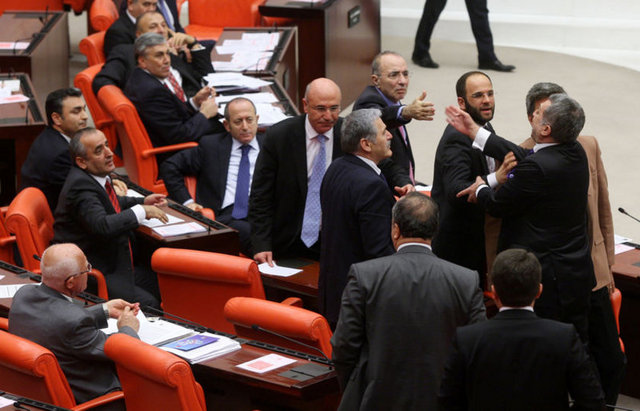 Sarı, konuşmasını bitirdikten sonra yerine geçerken, bazı AK Parti milletvekilleri, Sarı ve Sarı'nın konuşmasına müdahale etmemekle eleştirdikleri TBMM Başkanvekili Güldal Mumcu'ya tepki gösterdi.