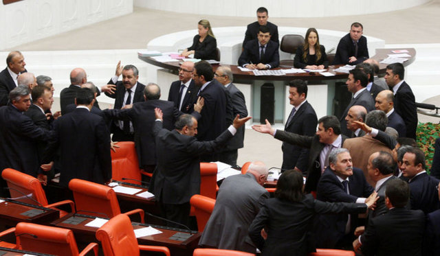 CHP'li Sarı'nın konuşmasına tepki gösteren AK Parti milletvekilleri CHP sıralarına yürüdü. AK Parti ve CHP milletvekilleri arasında yaşanan tartışma, grup başkanvekillerinin araya girmeleriyle sona erdi.
